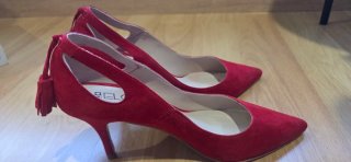Zapatos de salón ante rojos con flecos