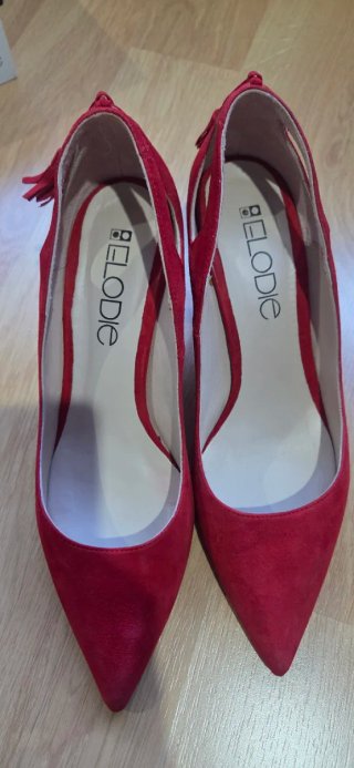 Zapatos de salón ante rojos con flecos