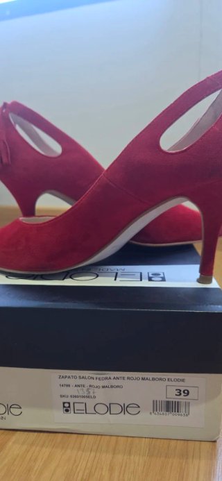 Zapatos de salón ante rojos con flecos
