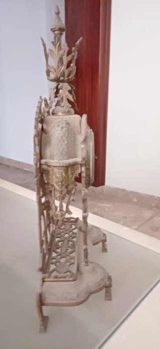 Reloj de sobremesa y objeto ovalado antiguo decora