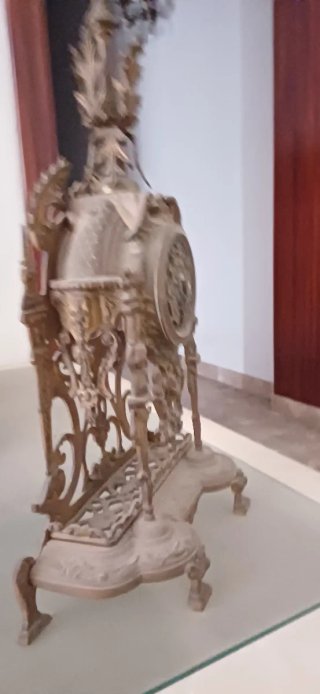 Reloj de sobremesa y objeto ovalado antiguo decora