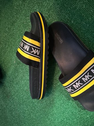 Chancletas Michael Kors MK Negras y Amarillas