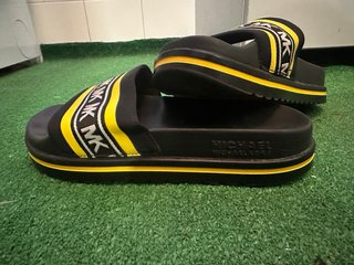 Chancletas Michael Kors MK Negras y Amarillas