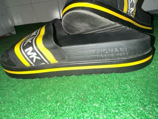 Chancletas Michael Kors MK Negras y Amarillas