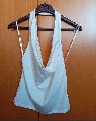 Top halter blanco con escote drapeado