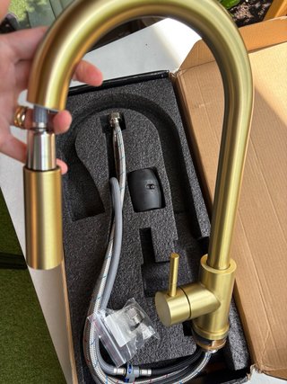 Grifo de cocina dorado con manguera