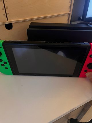 Nintendo Switch negra con mandos  Verde y Rosa