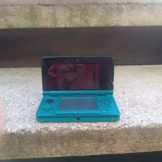 Nintendo 3DS verde con cargador