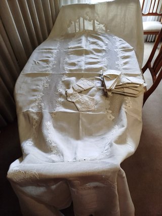 Mantel y servilletas bordados beige bordado a mano