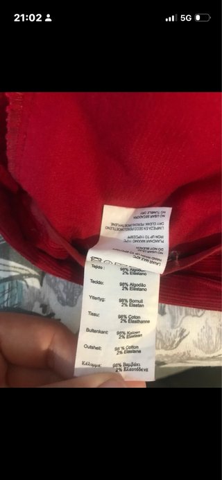 Pantalones rojos acampanados