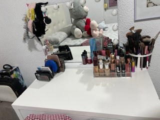 Tocador de maquillaje blanco y rosa