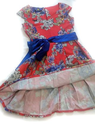 Vestido T. L rojo con flores y lazo azul