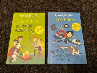 Dos libros de la colección LOS CINCO