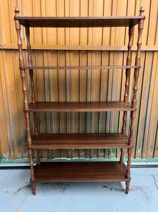 Estantería de madera marrón