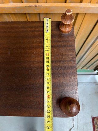 Estantería de madera marrón