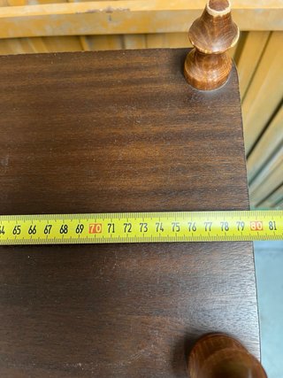 Estantería de madera marrón