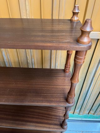 Estantería de madera marrón