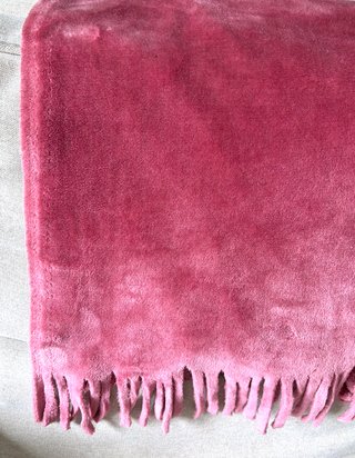 Manta sofá terciopelo rosa 184x71 plaid flecos