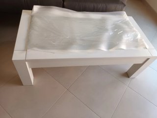 Mesa centro de madera blanca con tapa de cristal