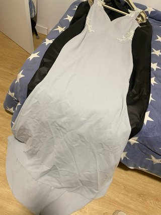 Vestido de fiesta gris con encaje