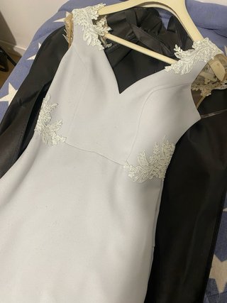 Vestido de fiesta gris con encaje