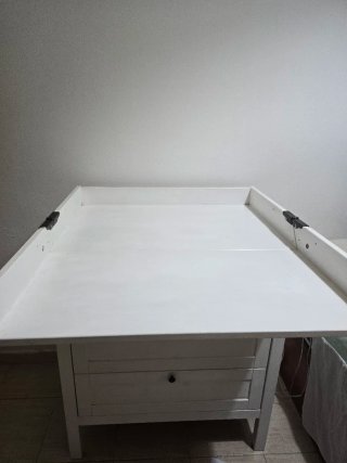 Cambiador de bebé blanco tiene algunas manchas