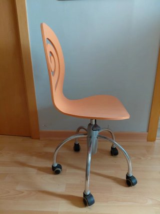 Silla de escritorio naranja con ruedas