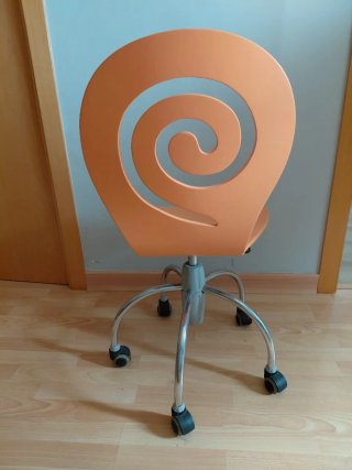 Silla de escritorio naranja con ruedas