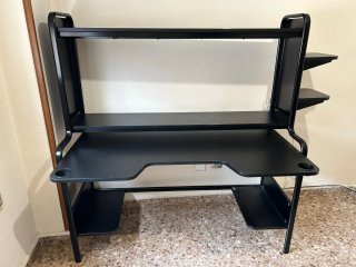 Escritorio, Estantería y Silla Negra