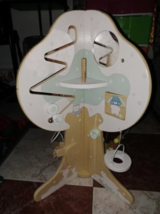 Árbol de actividades infantil de madera