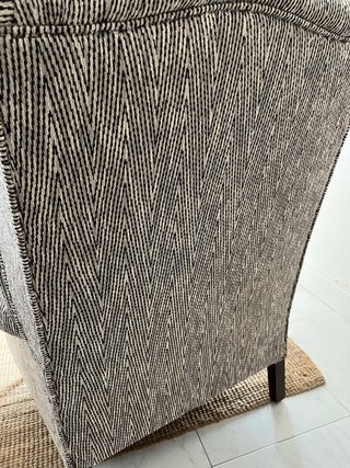 Dos butacas orejeras tela beige y gris