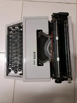 Máquina de escribir Olivetti Dora