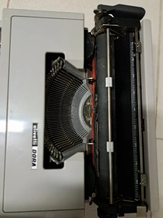 Máquina de escribir Olivetti Dora