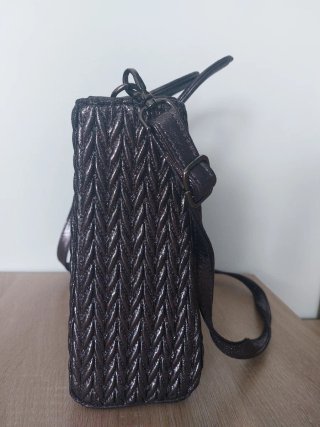 Bolso plateado con textura