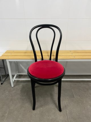 Sillas con asiento de terciopelo rojo