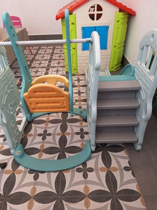 Parque infantil tobogán columpio