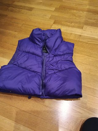 Chaleco lila acolchado con cremallera