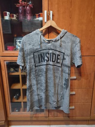 Camiseta con capucha INSIDE gris