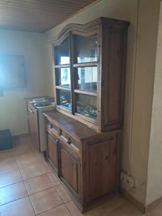 Mueble de madera con vitrina