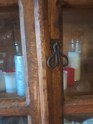 Mueble de madera con vitrina