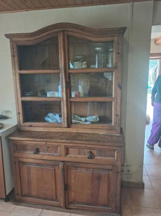 Mueble de madera con vitrina