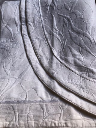 Copriletto matrimoniale bianco.