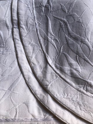 Copriletto matrimoniale bianco.