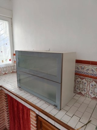 Estante de cocina con puerta elevable