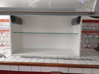 Estante de cocina con puerta elevable
