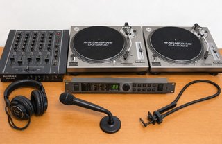 Equipo DJ: 2 platos, mesa 4 canales, micro