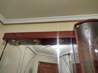 Mueble de entrada con vitrina y espejo