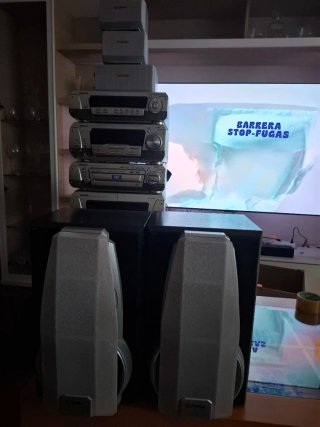 Minicadena Technics con altavoces