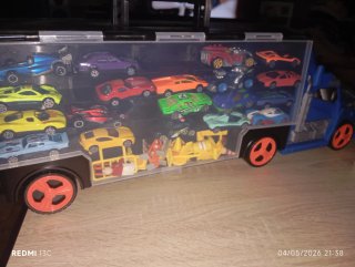 Camión transportador de coches azul