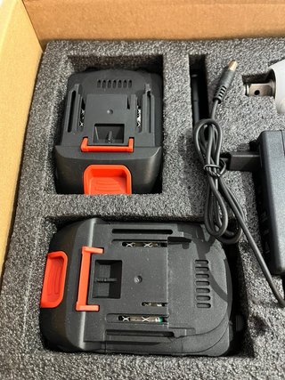 Pistola de impacto eléctrica con baterías